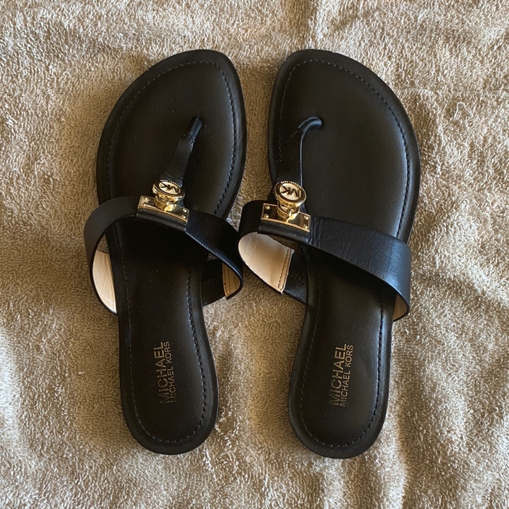 ❓MICHAEL KORS Black Leather Hamilton Gold Locket Sandals, size 6 - Picture 2 of 5